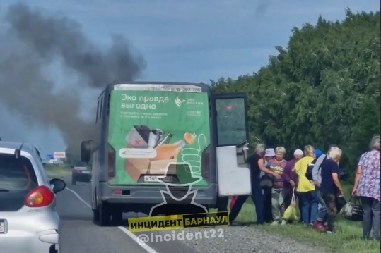 На алтайской трассе задымился автобус: видео и подробности ЧП