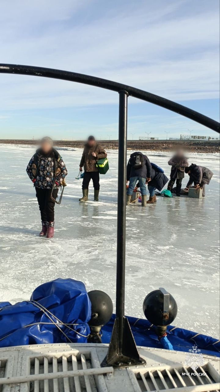 «Корюшка заманила». Возле петербургской дамбы с оторванной льдины спасли рыбаков