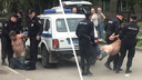 Трое полицейских в Новосибирске на руках занесли в отдел полуголого дебошира