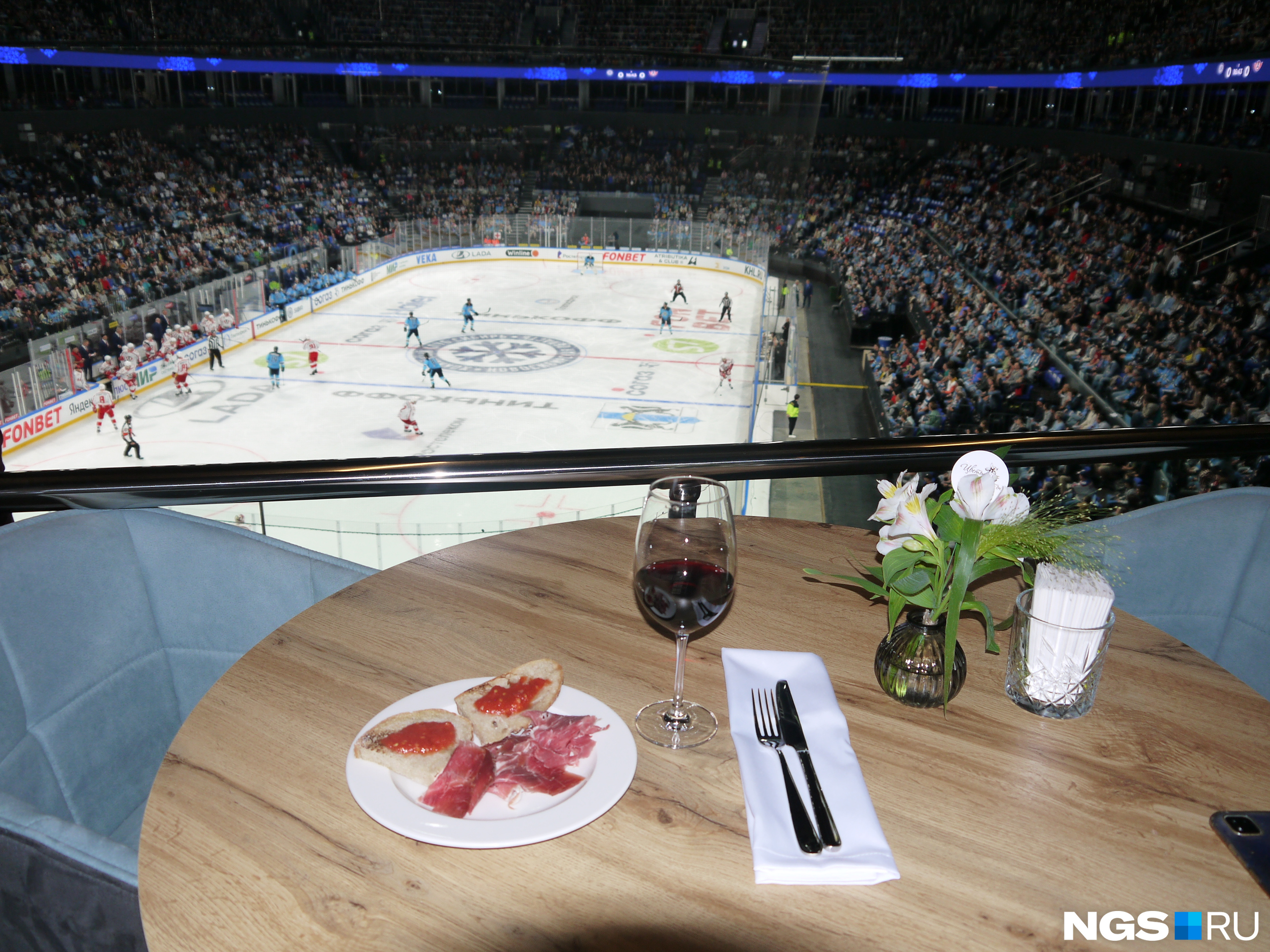 Тот, кто заплатил за билет на хоккей почти 9000 рублей, смог скрасить вчерашнее поражение любимой команды едой и напитками. «Сибирь» уступила со счетом 1:6