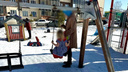 Девочку в одном платье в холод заметили с мамой на игровой площадке на Первомайке