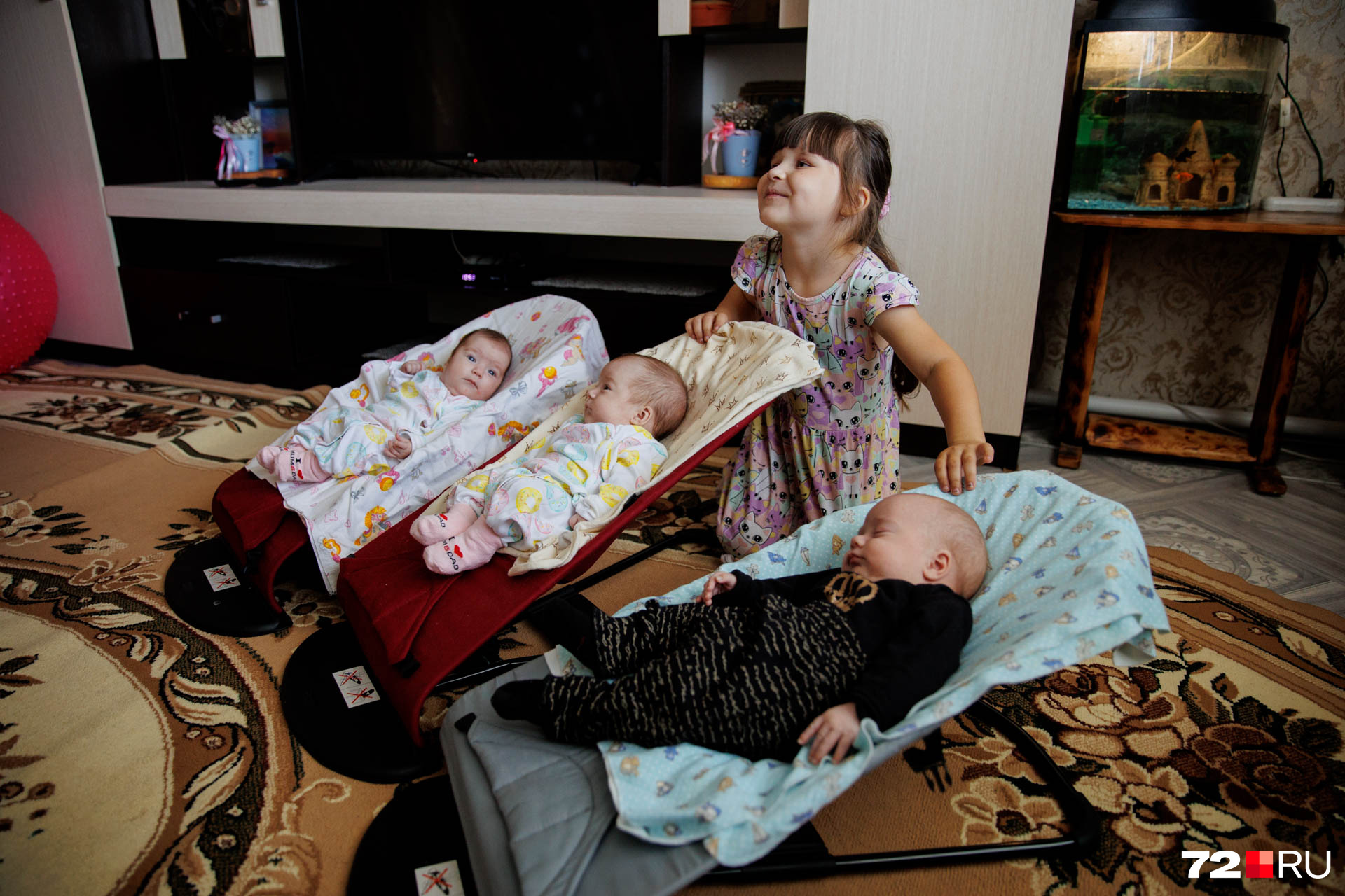 Малышей усаживают в гостиной спиной к телевизору