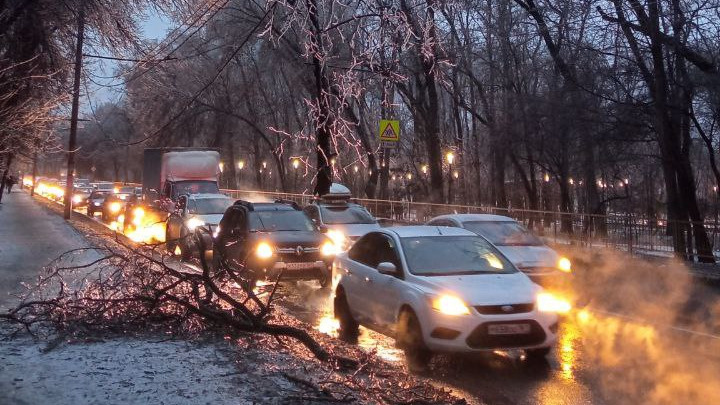 Ледяной дождь вернулся, города снова обесточены: главное о ситуации в Ростове и области