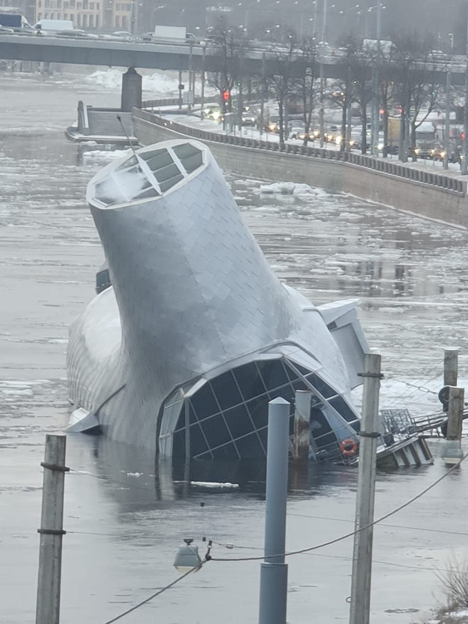 Многострадальный плавучий ресторан «Серебряный кит» ушел под воду левым бортом