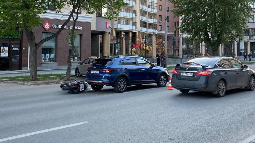 Как в домино. В центре Екатеринбурга один мотоциклист врезался в машину, а сразу за ним — другой