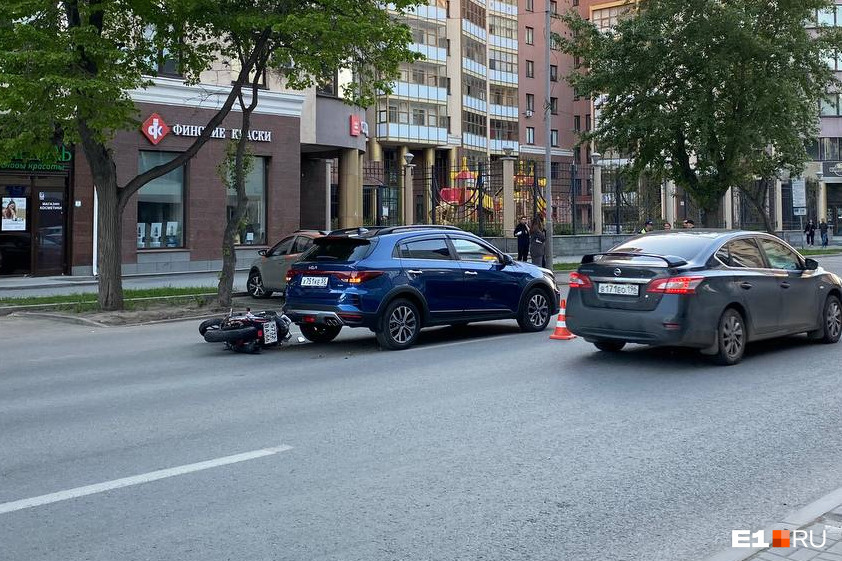 Как в домино. В центре Екатеринбурга один мотоциклист врезался в машину, а сразу за ним — другой