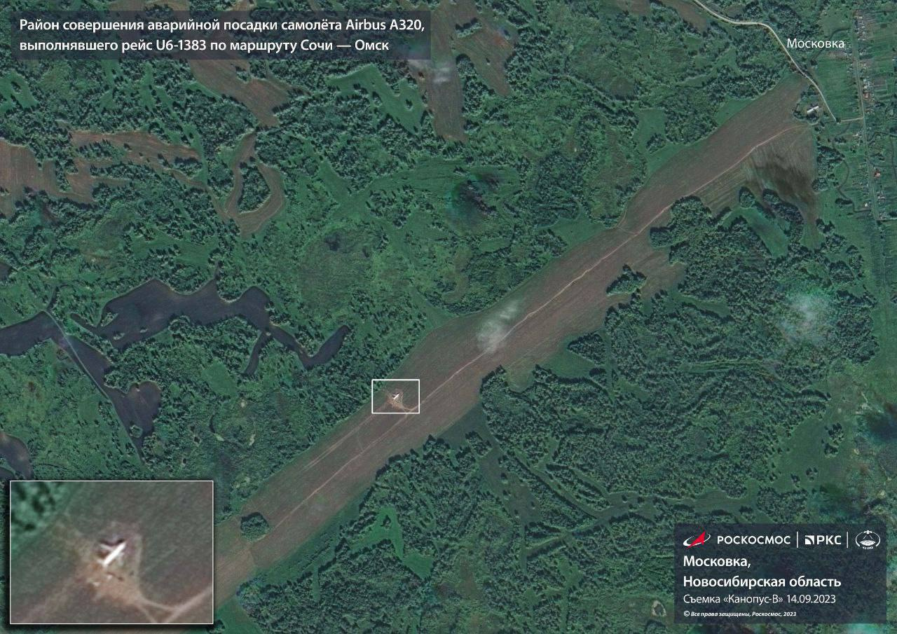 Появился снимок пшеничного поля, где приземлился рейс «Уральских авиалиний», из космоса. Самолет всё еще там
