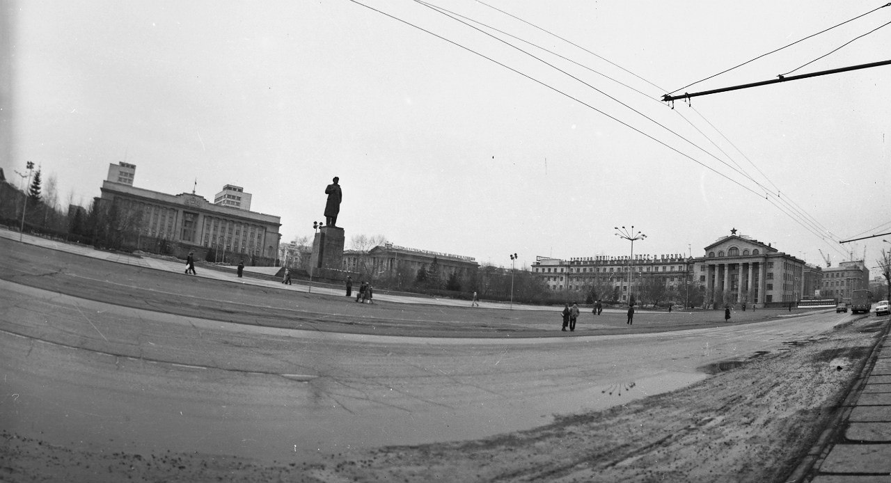 Вид от входа в Центральный парк на памятник Ленину, краевую библиотеку и здание правительства. Первая попытка построить метро еще не началась