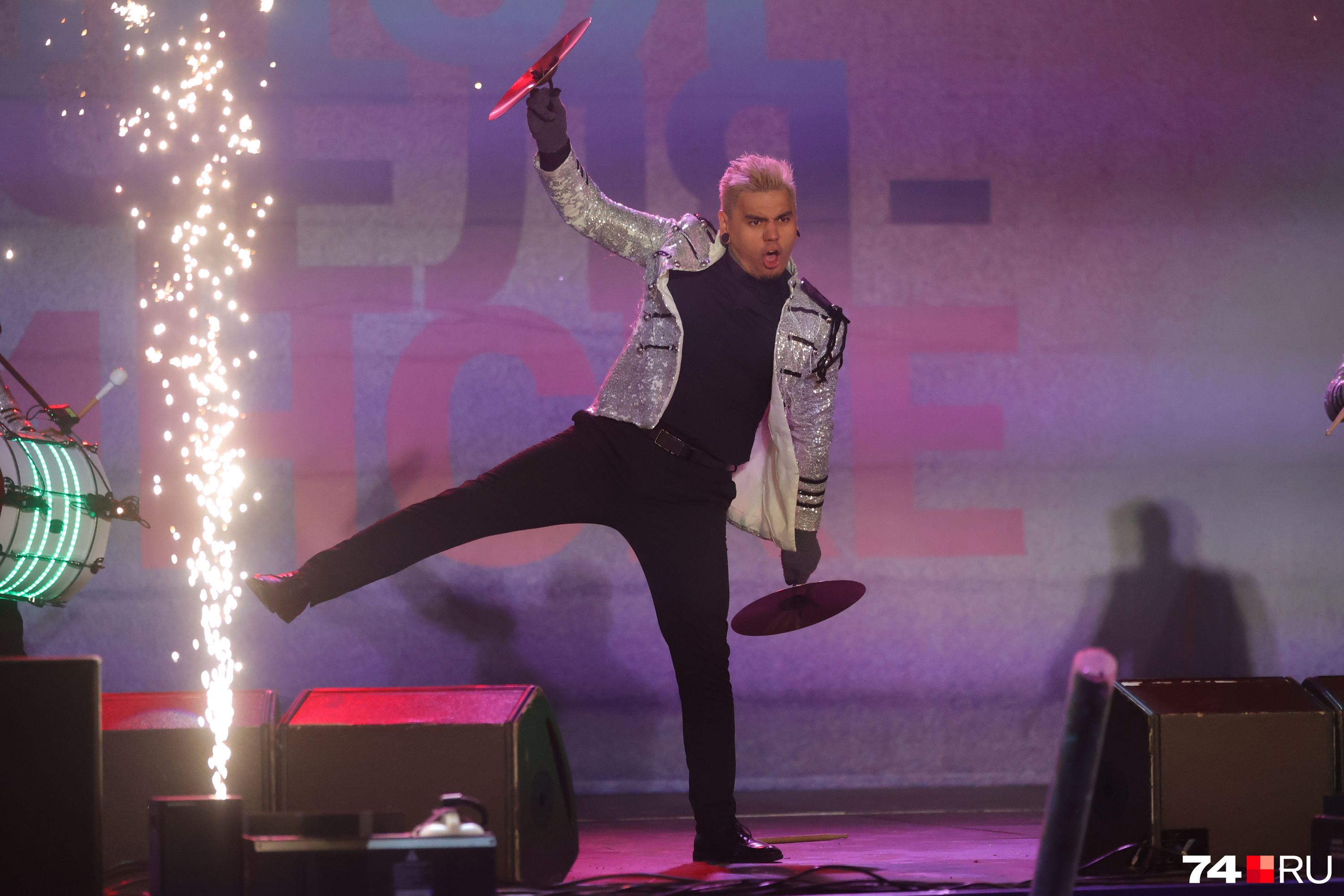 Благодаря выступлению. Благодаря выступающих. Благодаря выступлению или выступления. Благодаря выступлению. Выступающий на сцене.