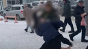 Двое подростков подрались на улице в Новосибирске — кадры потасовки