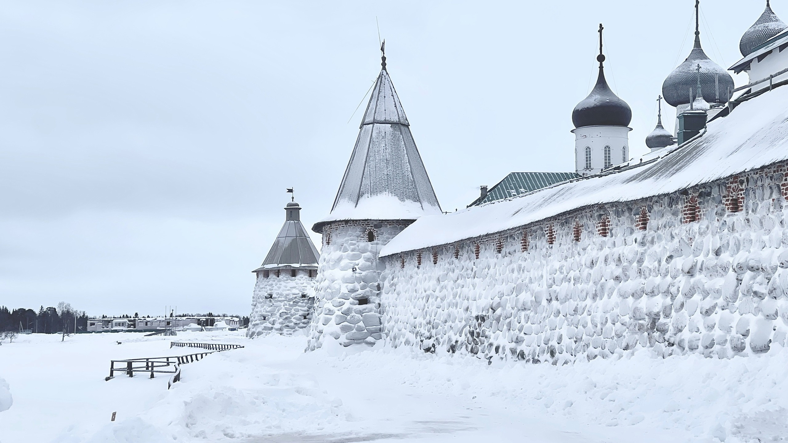 Стены Соловецкого монастыря стали белоснежными: смотрите удивительные фото