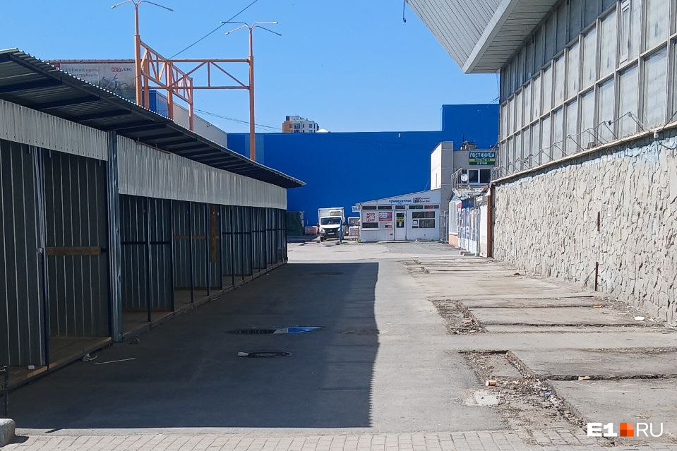 В Екатеринбурге внезапно закрылся легендарный рынок. Что появится на его месте?