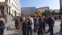 Студентов НГУ массово вывели на улицу: видео с эвакуацией