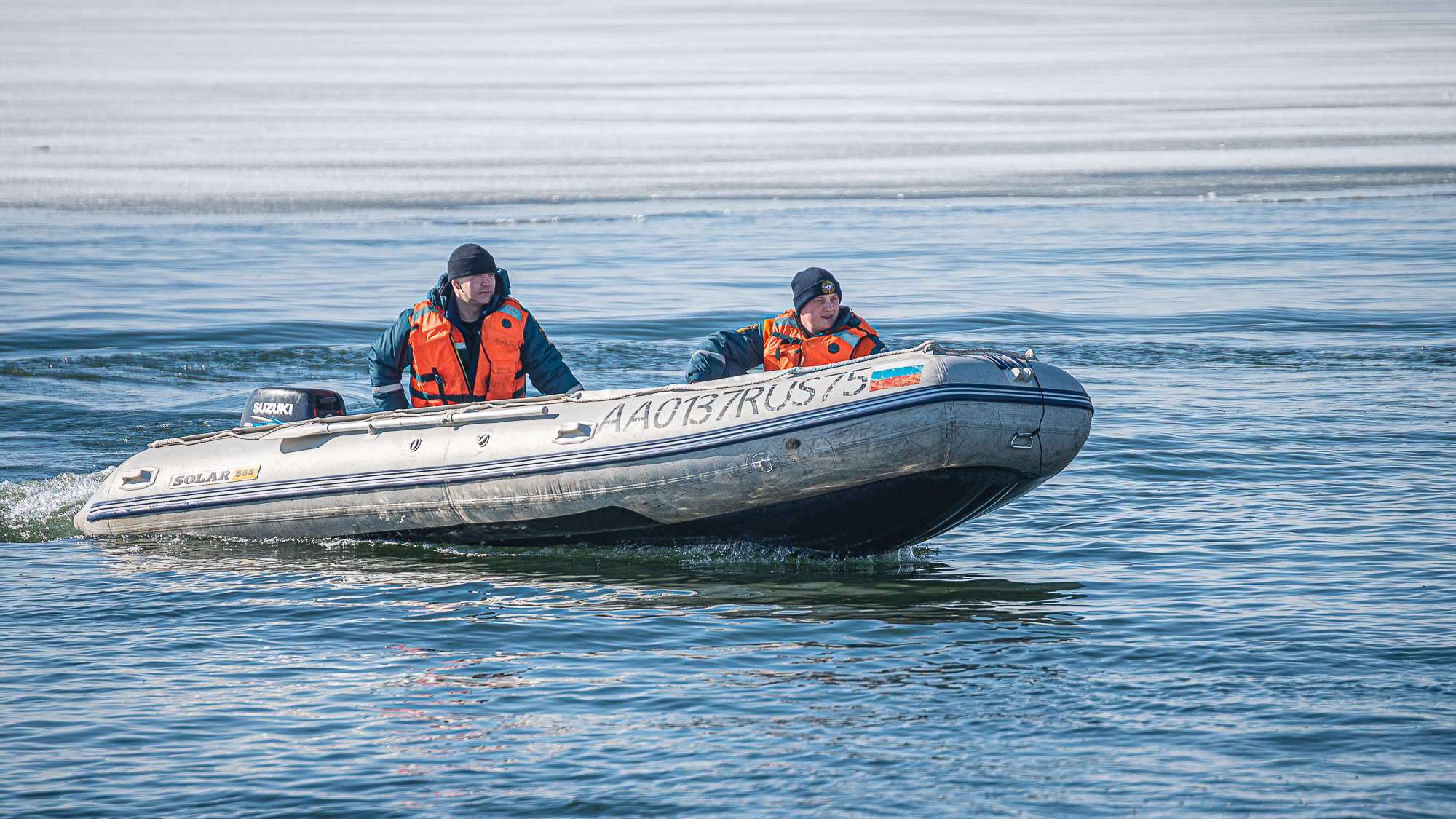Двое суток спасатели ищут рыбака-дайвера. Он пропал 19 марта на Черной речке