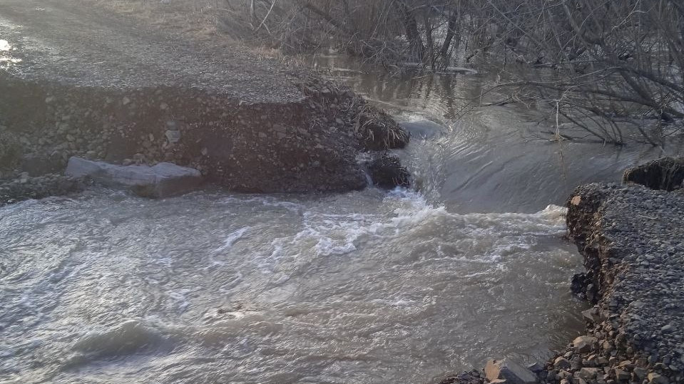 «Такой воды еще не видели»: мост в Кузбассе смыло паводком — когда его восстановят