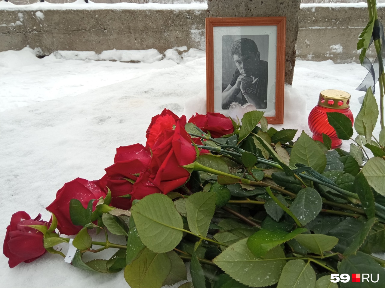 Женщина принесла портрет Бориса Немцова
