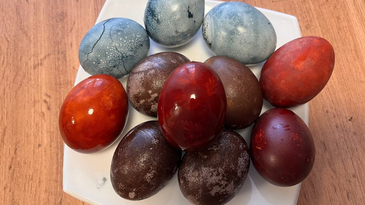 Удивите своих гостей! Как оригинально покрасить яйца к Пасхе: 3 способа