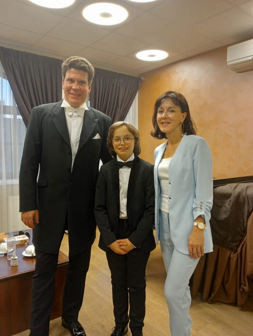 Известный пианист Денис Мацуев и  учительница музыки Гульназ Гарипова