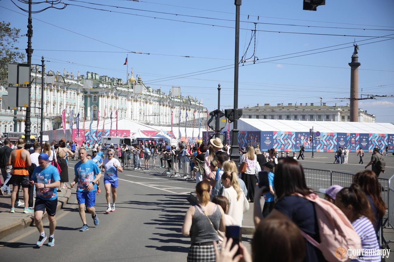 Петербург побежал со всей Россией и перекрыл центр. Посмотрите, как в  городе прошел полумарафон | 19.05.2024 | Санкт-Петербург - БезФормата