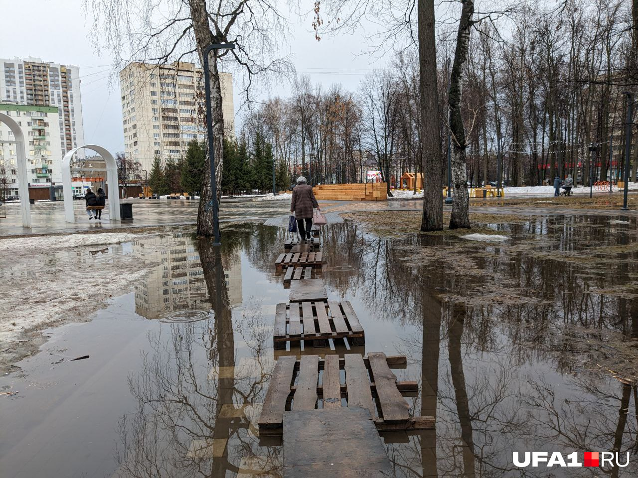 Приходится перемещаться по импровизированному мостику