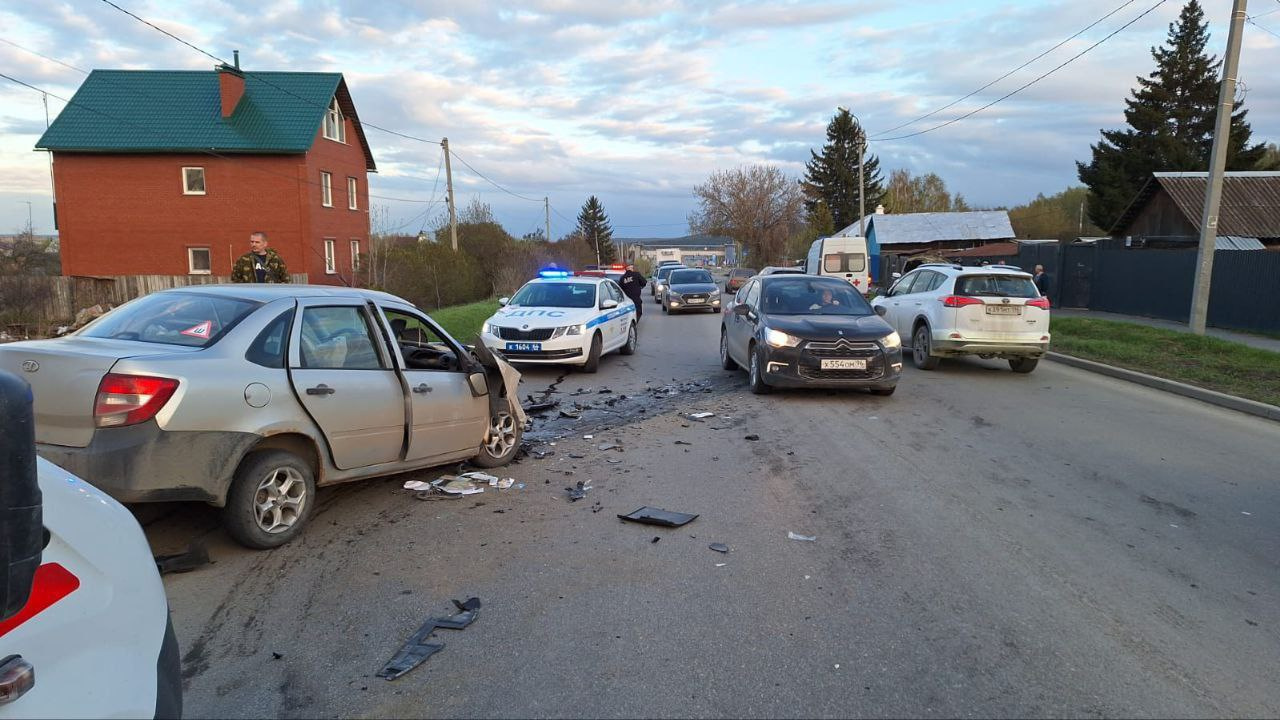 В Екатеринбурге водитель Lada выехал на встречку и столкнулся с легковушкой. Пострадали четыре человека