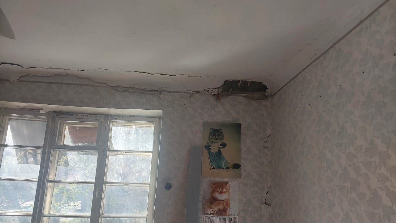 В квартире аварийного дома на Мечникова обвалились куски штукатурки — здание оцепили