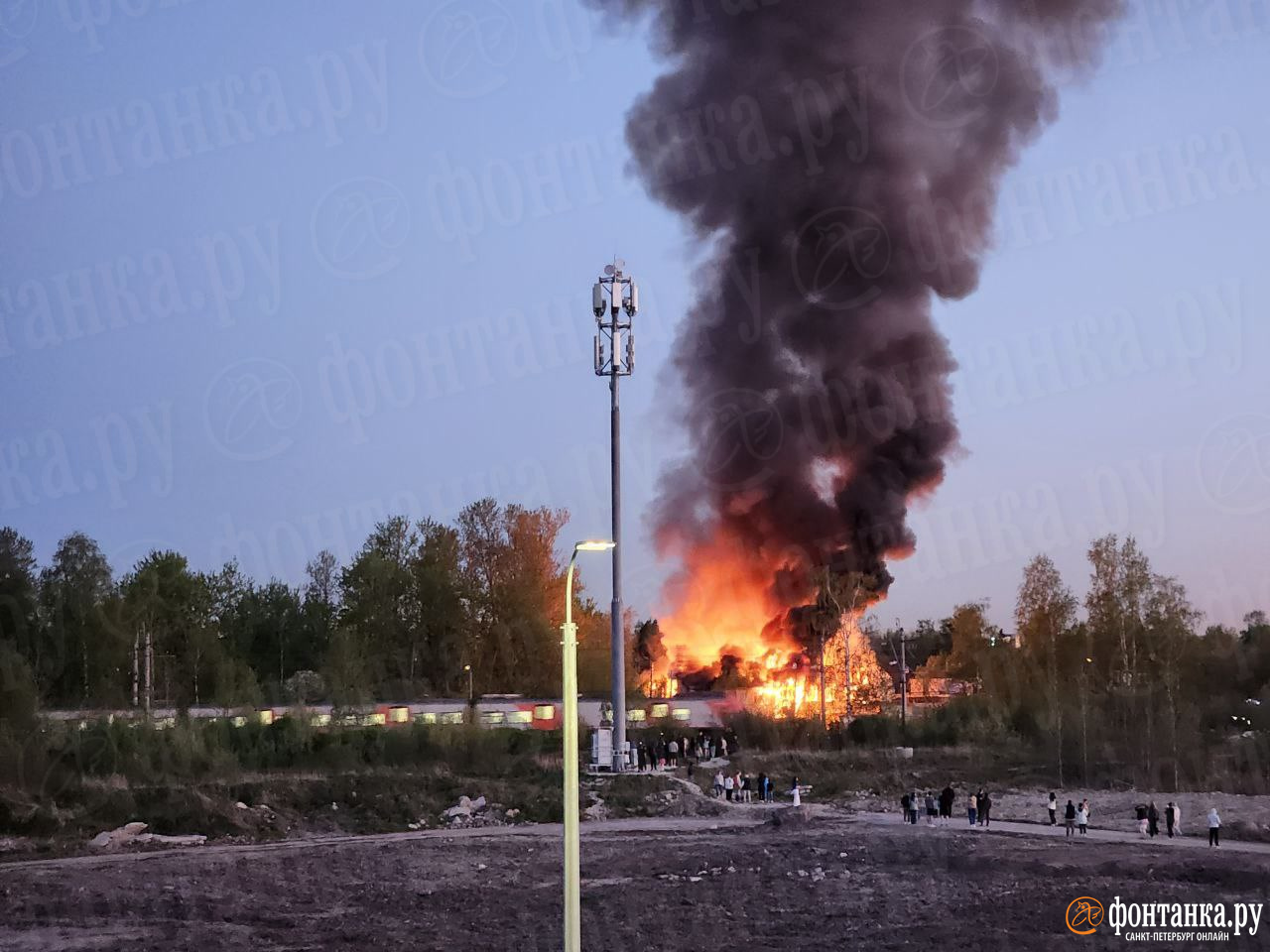 Серьезный пожар тушат в Красносельском районе Петербурга