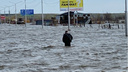 Время перейти эту реку вброд: парень преодолел затопленный участок шоссе Тюнина, не смотря на окрики спасателей