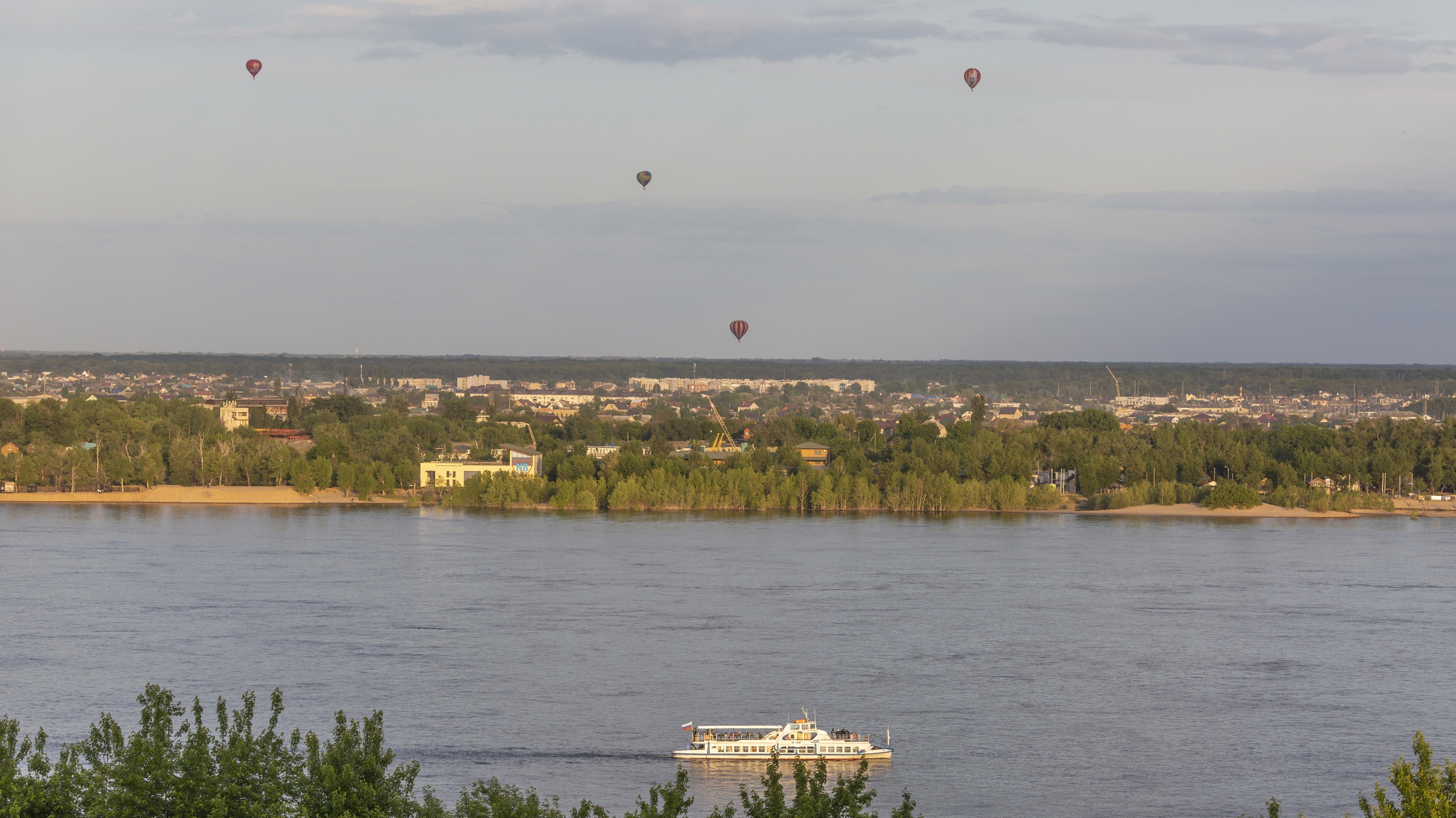 «40 тысяч за шар в форме сердца?»: в Волгограде горожане увидели скопище ярких воздушных шаров в небе