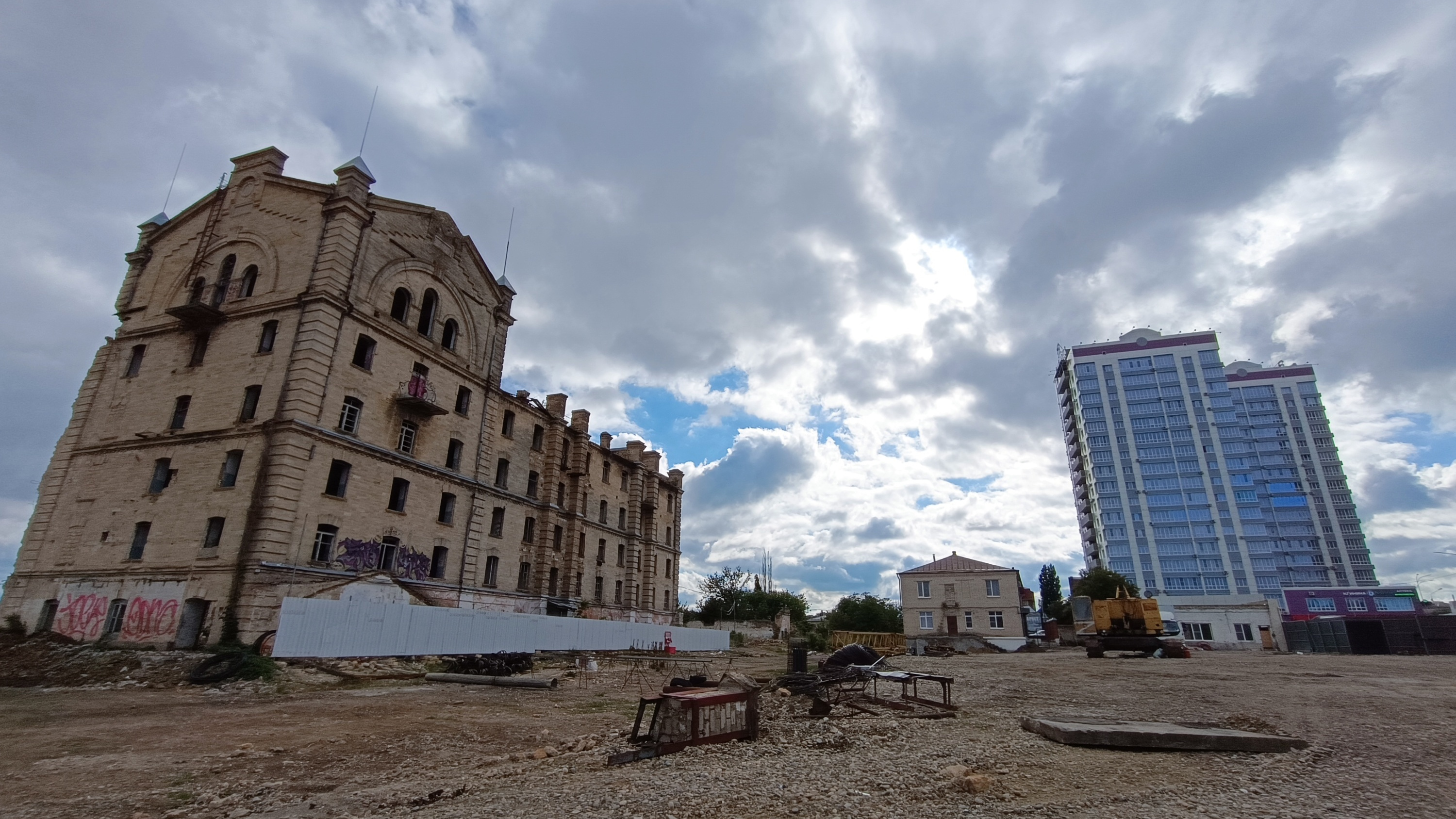 Величие снаружи, разруха внутри: как выглядит сегодня мельница Гулиева в Ставрополе — фото