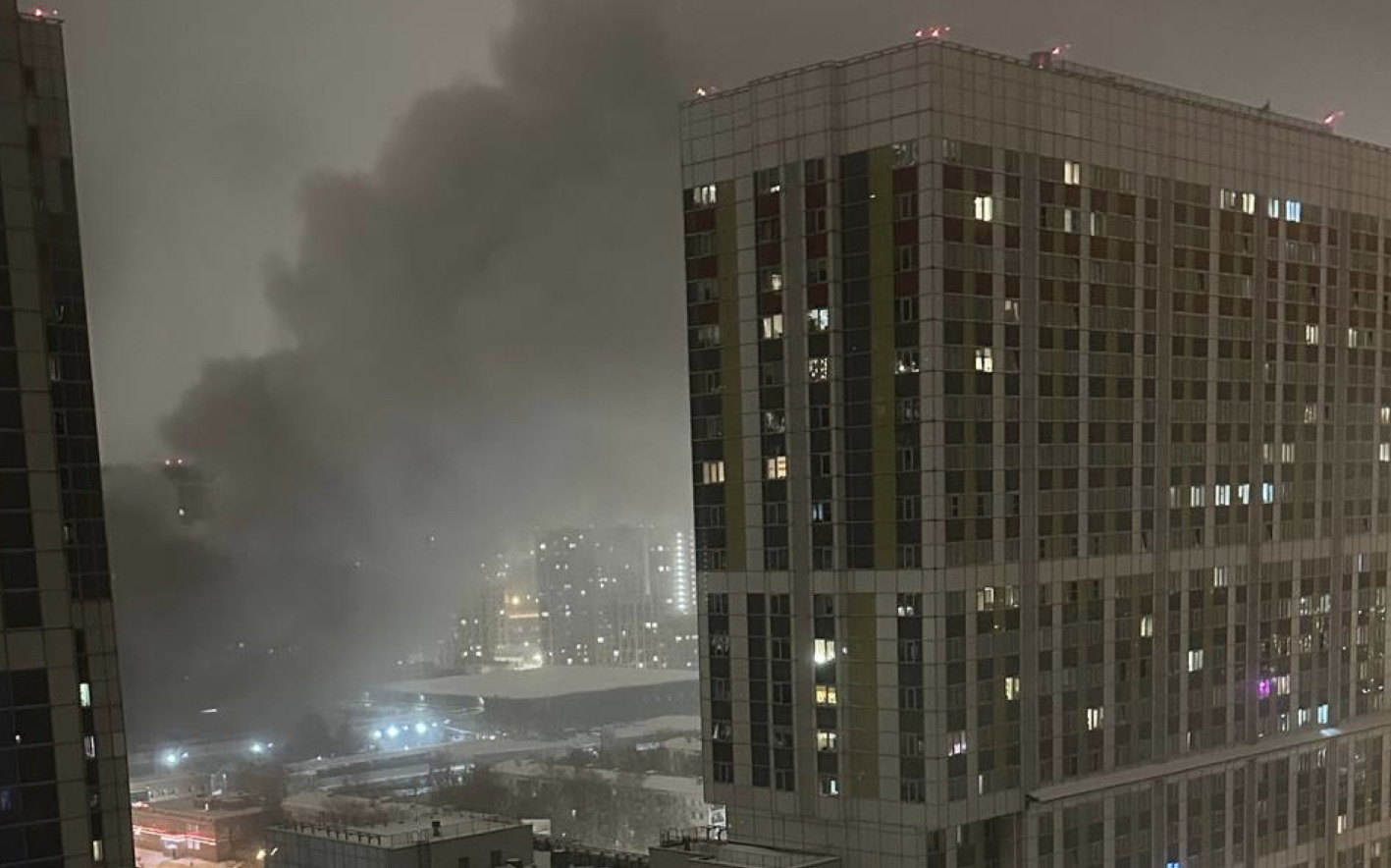 Пожар начался на заводе на востоке Москвы