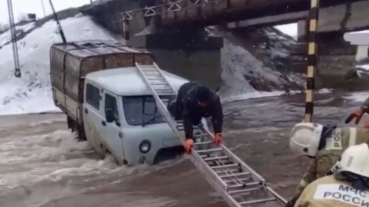 Торопился по делам: в Сорочинске мужчина ждал спасателей на крыше затопленной машины