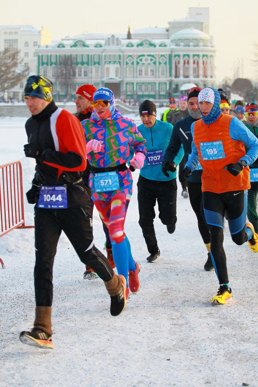 По заснеженному Екатеринбургу пробежались марафонцы. Но это понравилось далеко не всем
