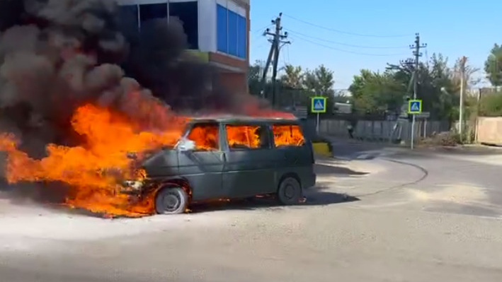 В Краснодаре на Ростовском шоссе загорелся автомобиль: видео