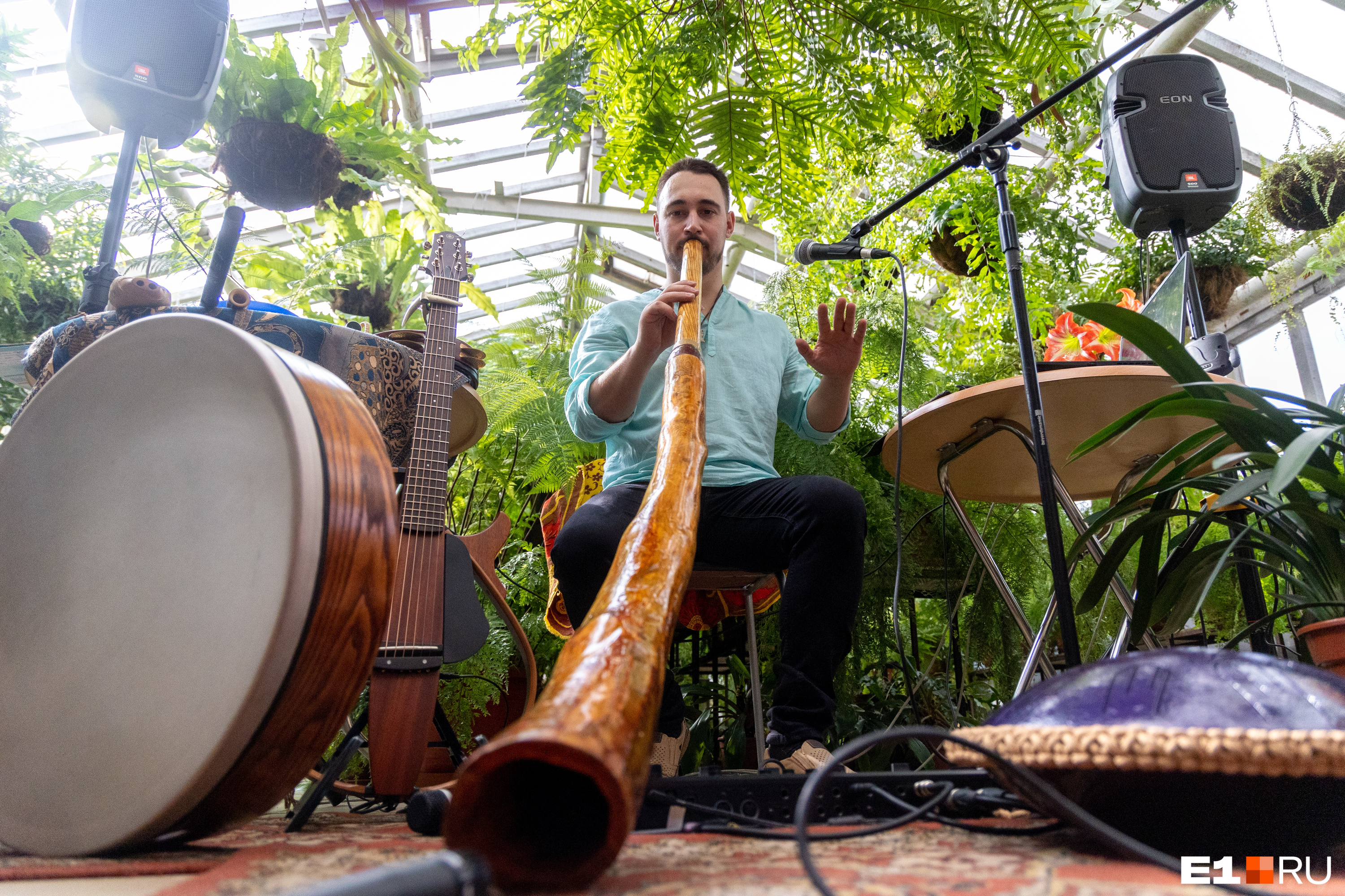 А это что за глюкофон? В Екатеринбурге музыканты среди тропических цветов сыграли на безумных инструментах