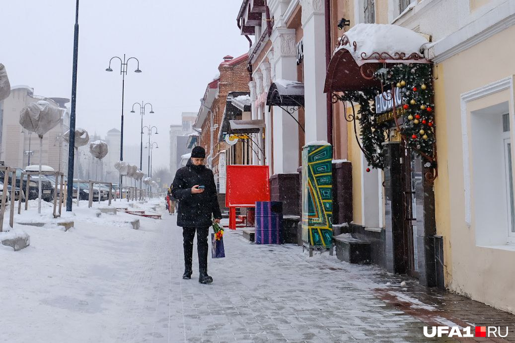 Цветы, пакет с подарком и множество кафе рядом — несмотря на снежную погоду, на улице ощущается тепло Цветы, пакет с подарком и множество кафе рядом — несмотря на снежную погоду, на улице ощущается тепло