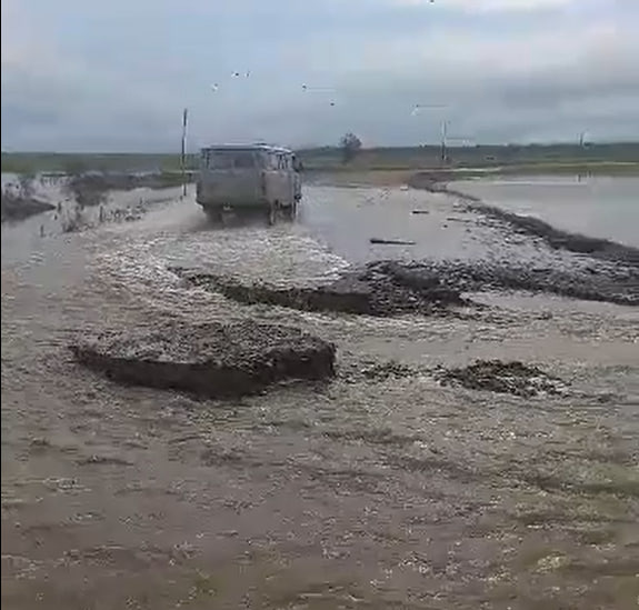 Жители села в Забайкалье оказались отрезаны от мира из-за разлившейся реки