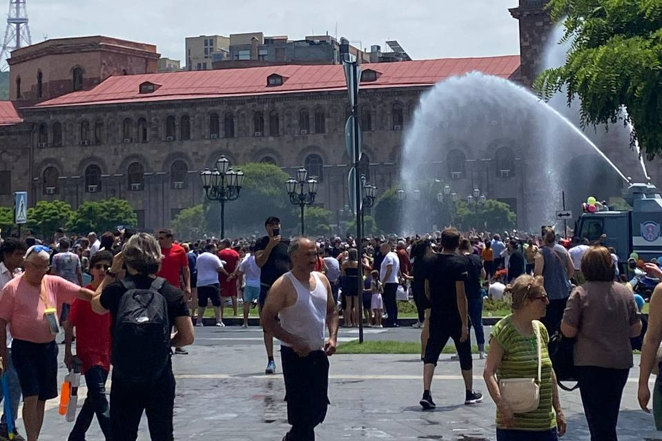 Если хотите остаться сухим в Ереване, не приезжайте на их праздник Вардаар. В этот день все, абсолютно все могут окатить тебя водой откуда угодно. Меня поливал охранник из шланга, бабуля окатывала из окна (теплой водой) и еще примерно тысяча ведер воды досталась мне от прохожих Если хотите остаться сухим в Ереване, не приезжайте на их праздник Вардаар. В этот день все, абсолютно все могут окатить тебя водой откуда угодно. Меня поливал охранник из шланга, бабуля окатывала из окна (теплой водой) и еще примерно тысяча ведер воды досталась мне от прохожих