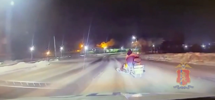 То ли лыжи не едут... В Ачинске пьяный водитель убегал от полицейских на снегоходе по асфальту