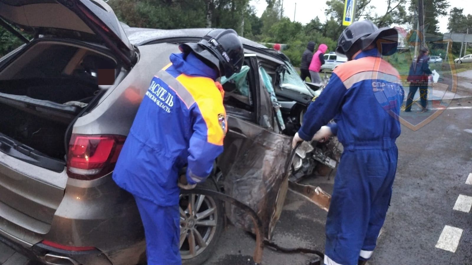 Водитель BMW собрал встречный грузовик и забор на М-10. Погибла юная  пассажирка | 28.07.2023 | Санкт-Петербург - БезФормата