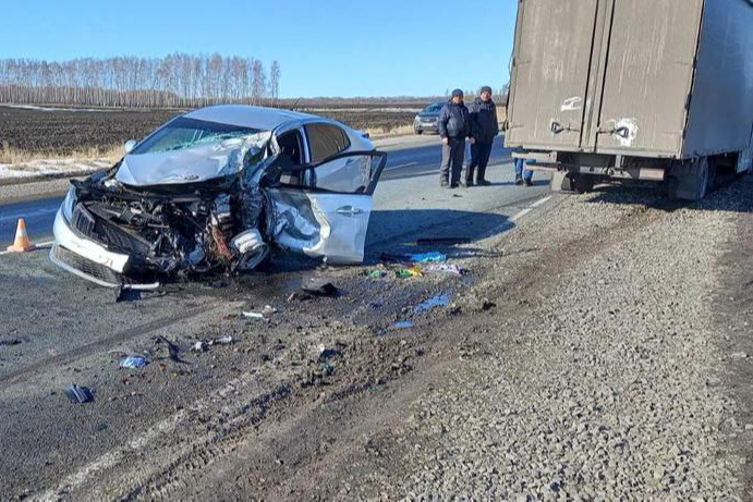 Легковушка, попавшая под автовоз Легковушка, попавшая под автовоз