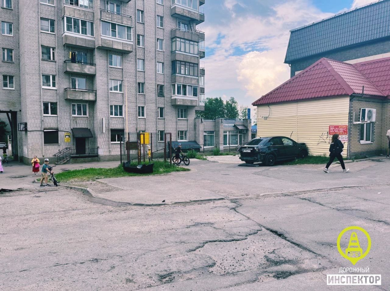 В Никольском водитель врезался в стену здания в Тосненском районе  Ленобласти - 4 июня 2024 - ФОНТАНКА.ру