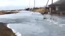 «Такое в деревне бывает нечасто»: река подтопила улицу в одном из поселков Белозерского округа