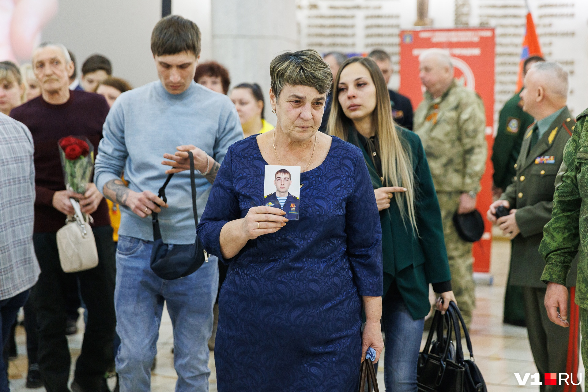 В руках — фотография погибшего на Украине сына