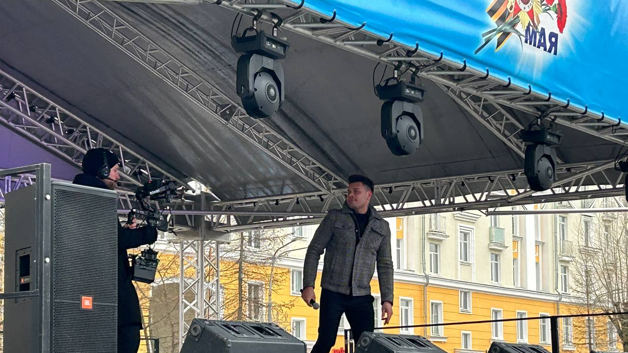 В Северодвинске начался концерт со звездами: сколько человек пришло