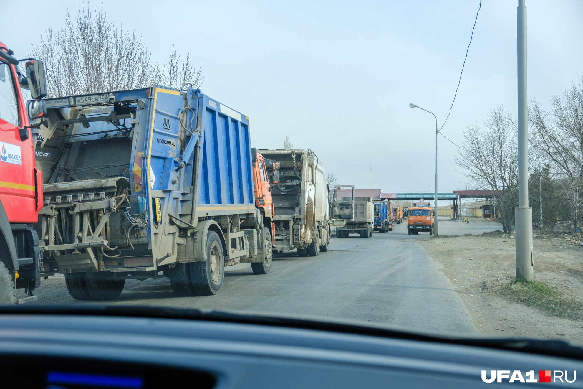 Очередь из самосвалов