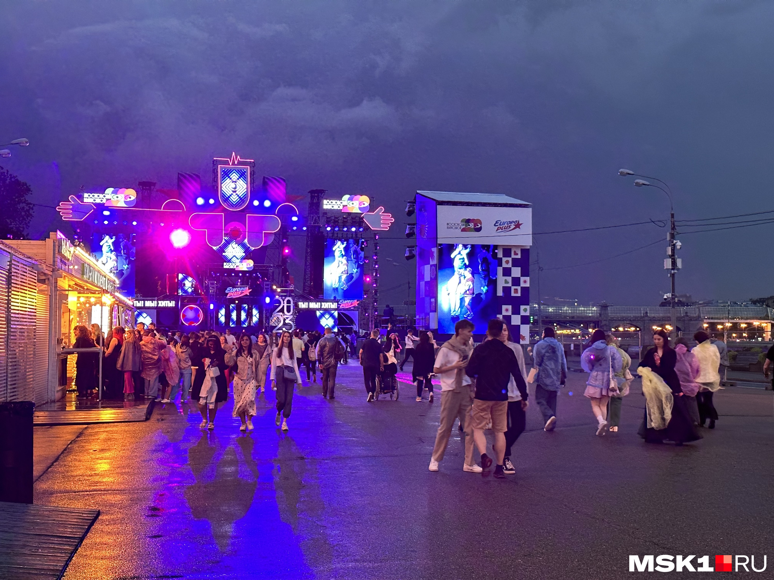 Две сцены расположили рядом с набержной