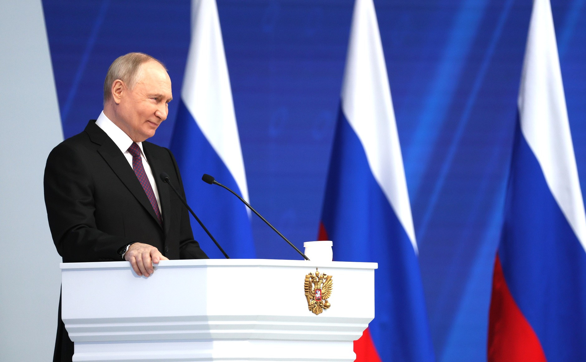 Предложил повысить зарплаты, МРОТ и налоговый вычет: послание Путина Федеральному собранию