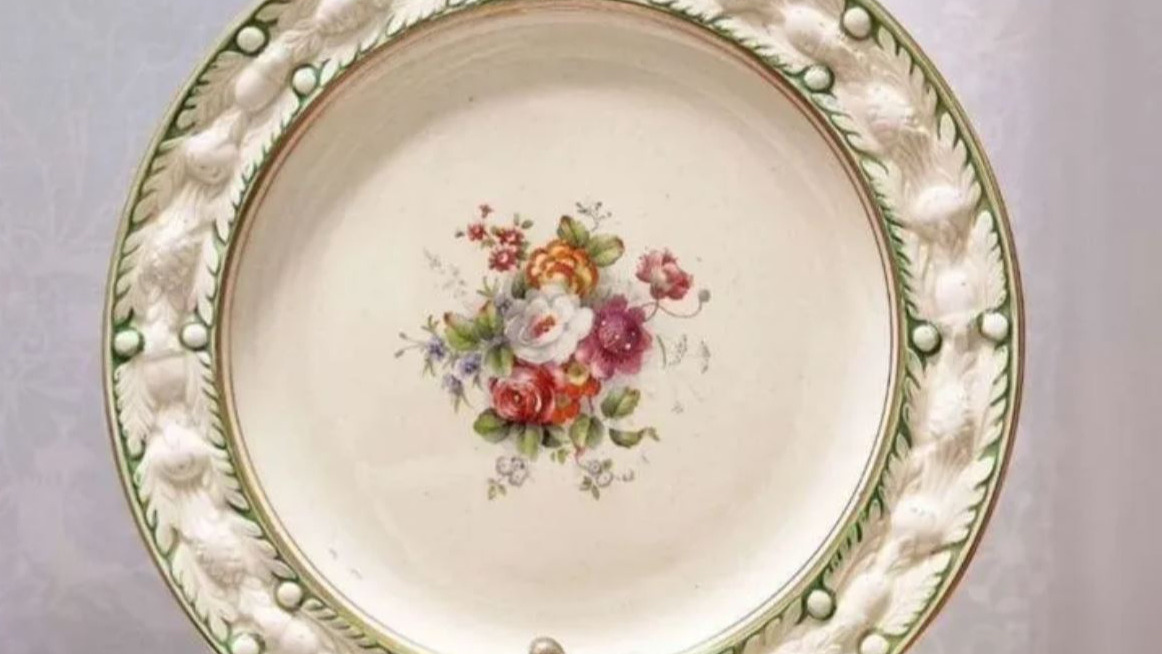 Омичи решили продать антикварную английскую тарелку конца 19-го века