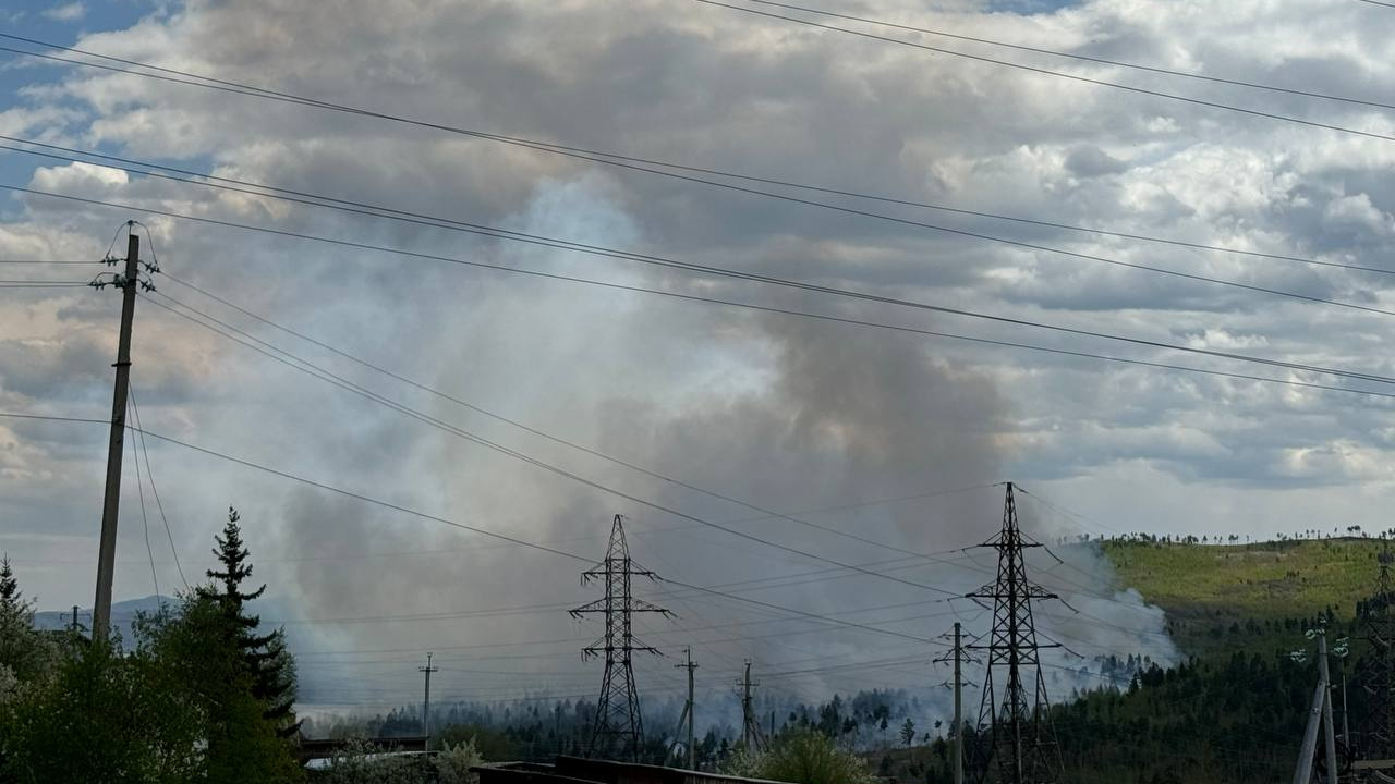 Лес горит рядом с Дарасуном. Поселок накрыло дымом